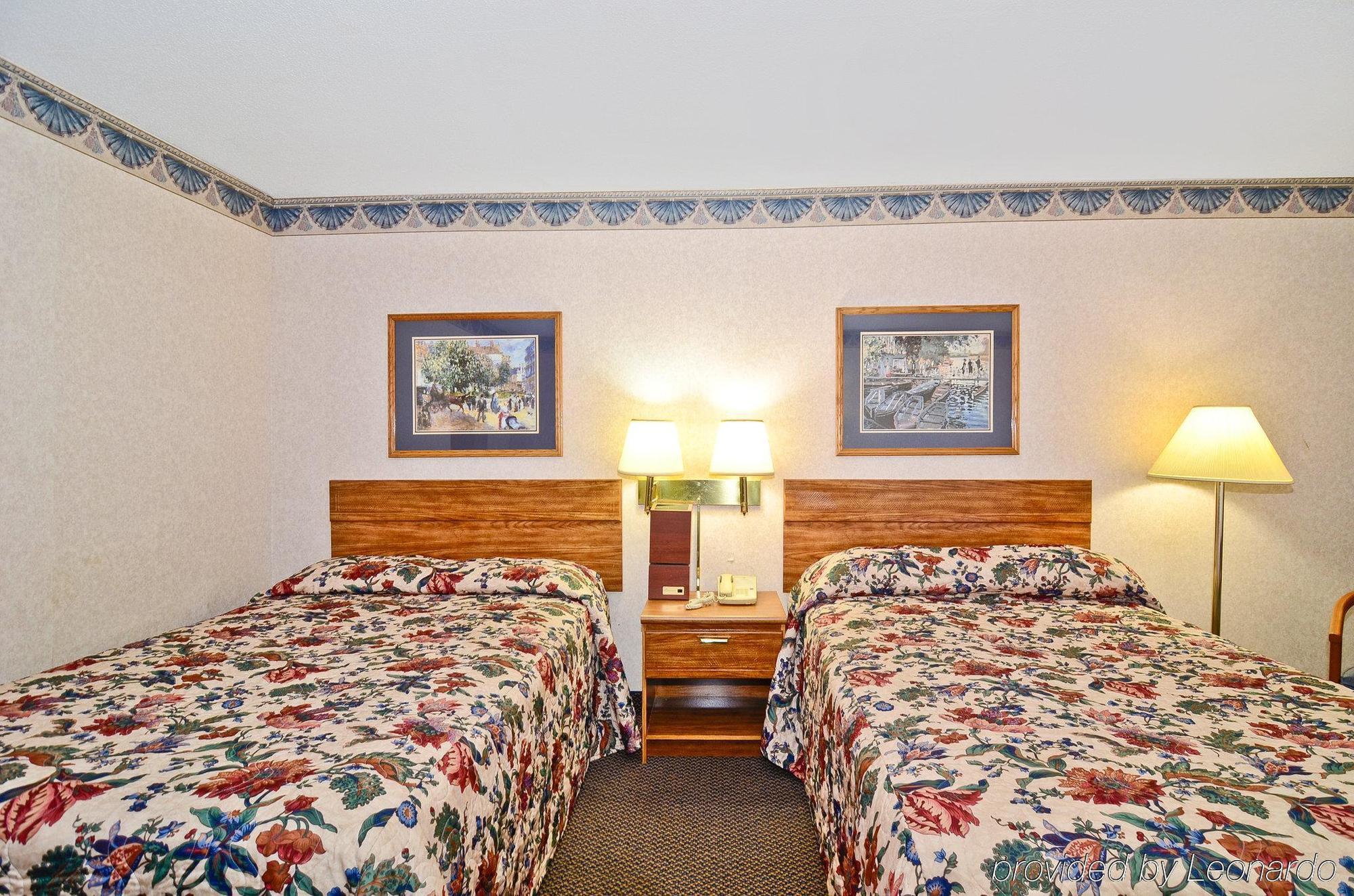 The Sanford Inn Стая снимка