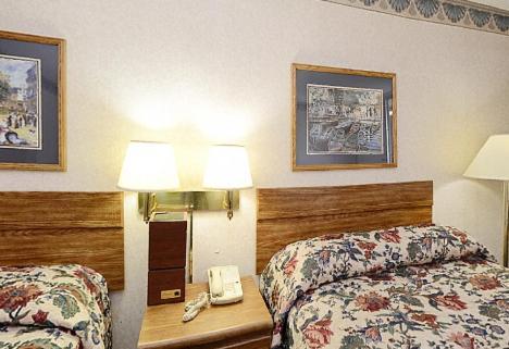 The Sanford Inn Стая снимка